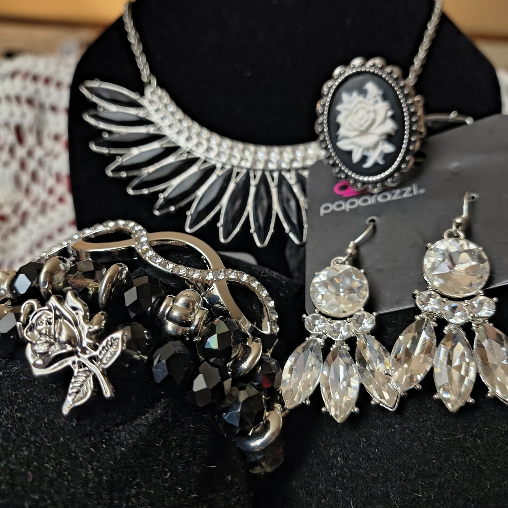 Paparazzi Silver and Black Necklace Set *5 PC